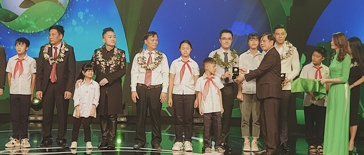 Ông Nguyễn Quang Thái, Giám đốc Phát triển Hoạt động Cộng đồng Vinamilk nhận kỷ niệm chương cho hành trình Vinamilk đồng hành cùng Cặp lá yêu thương 
