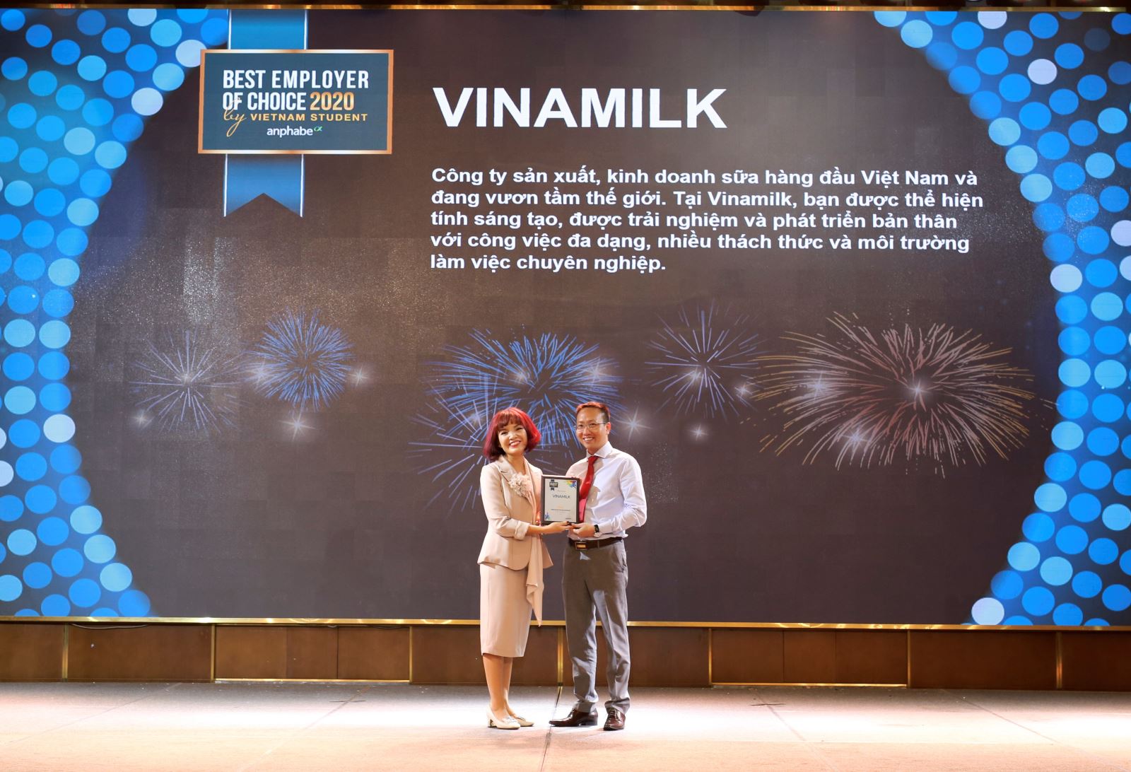 : Vinamilk được bình chọn là một trong 50 thương hiệu nhà tuyển dụng hấp dẫn nhất đối với sinh viên Việt Nam 2020.