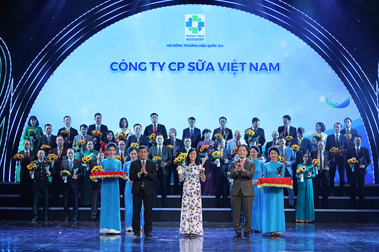 Bà Nguyễn Thị Minh Tâm – Giám đốc Chi nhánh Vinamilk Hà Nội đại diện nhận biểu trưng tại Lễ công bố các doanh nghiệp có sản phẩm đạt Thương Hiệu Quốc Gia năm 2020 diễn ra tại Hà Nội.