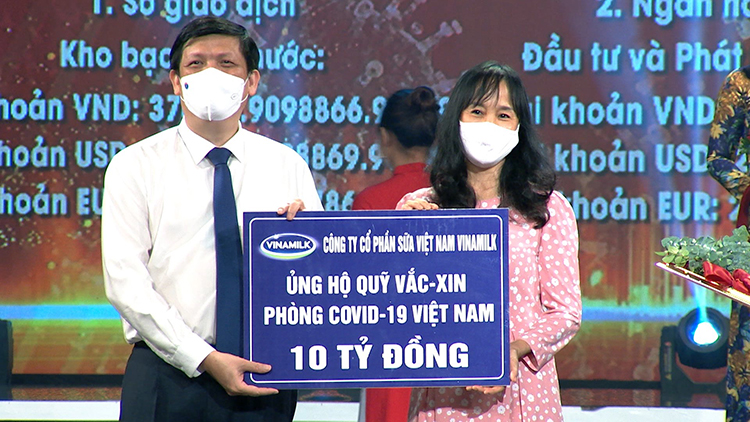 Đại diện Vinamilk trao 10 tỷ đồng đóng góp vào Quỹ vắc xin phòng Covid-19 chođại diện Bộ Y tế 