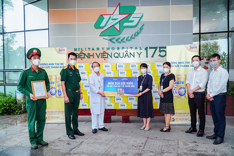 Đại diện Vinamilk gửi tặng món quà sức khỏe đến các “anh hùng áo trắng” tại Bệnh viện Quân y 175 (Tp.HCM) 
