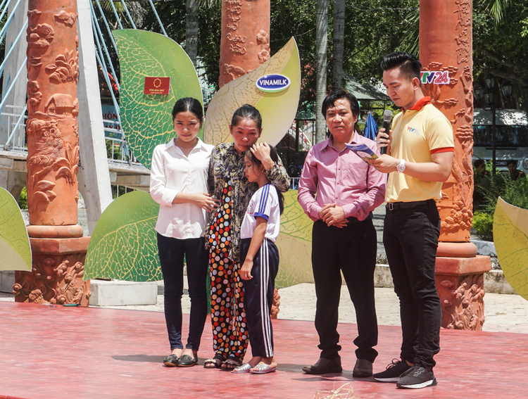 Ông Trần Hữu Phương – Giám đốc Chi nhánh Vinamilk tại Cần Thơ chia sẻ với hoàn cảnh của gia đình bé Hoàng Thị Hồng Ngọc