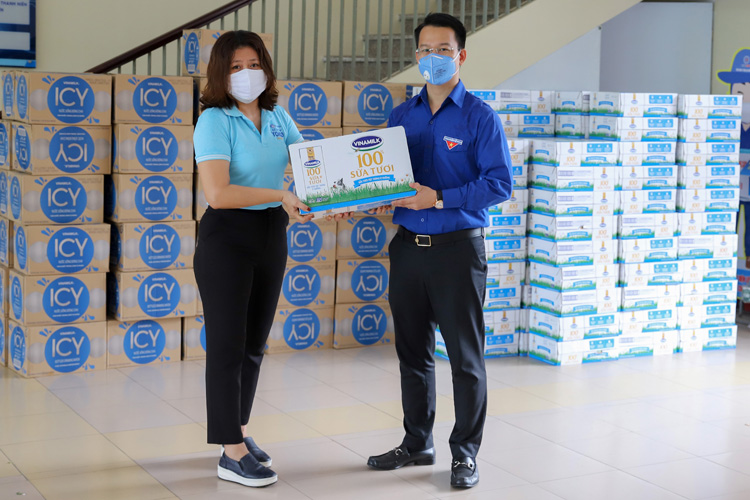 Mới đây Vinamilk cũng đã trao tặng 1 tỷ đồng các sản phẩm sữa cho các khu vực cách ly tập trung của Đà Nẵng, Quảng Nam và Quảng Ngãi.