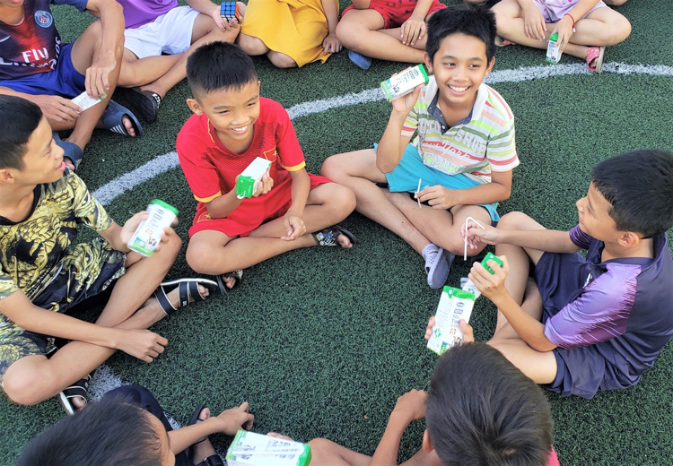 Niềm vui nhận sữa từ chương trình Quỹ sữa Vươn cao Việt Nam của trẻ em Thừa Thiên Huế. 