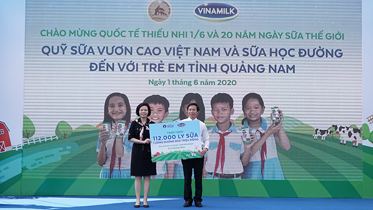 112.000 ly sữa được bà Bùi Thị Hương, Giám đốc điều hành Vinamilk trao tặng cho lãnh đạo Sở LĐTBXH tỉnh Quảng Nam.