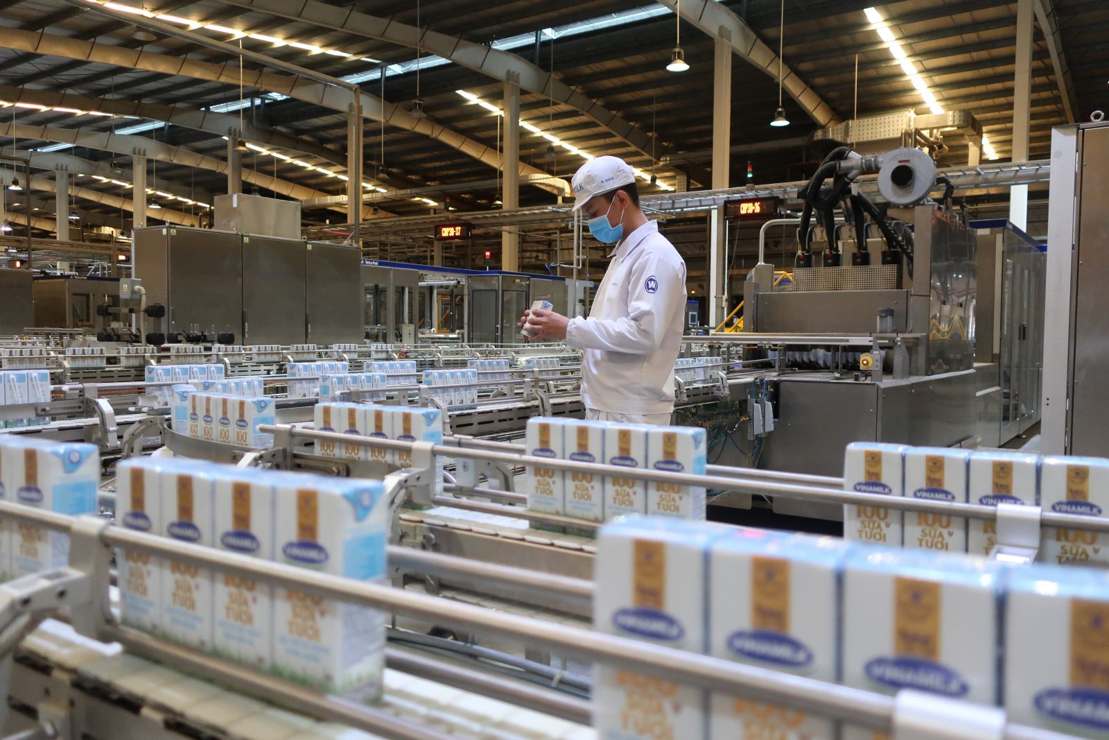 Dây chuyền hiện đại tại Nhà máy sữa Việt Nam, nhà máy sản xuất sữa nước có công suất lớn nhất của Vinamilk hiện nay, lên đến 800 triệu lít/năm