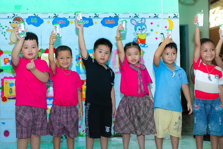 Các em học sinh mầm non huyện Nam Giang hào hứngtham gia giờ uống sữa tại lớp.