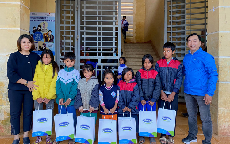 Đại diện Vinamilk trao những phần quà dinh dưỡng tới các em nhỏ tại Trường Phổ thông dân tộc bán trú THCS Húc