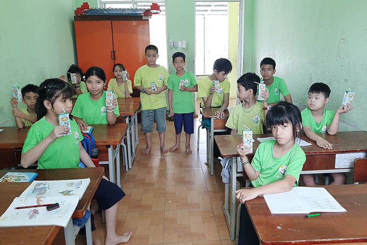 Những hộp sữa dinh dưỡng phần nào giúp các em tại Trung tâm Hướng Dương Việt (Quảng Nam) tăng cường sức khỏe trong mùa dịch