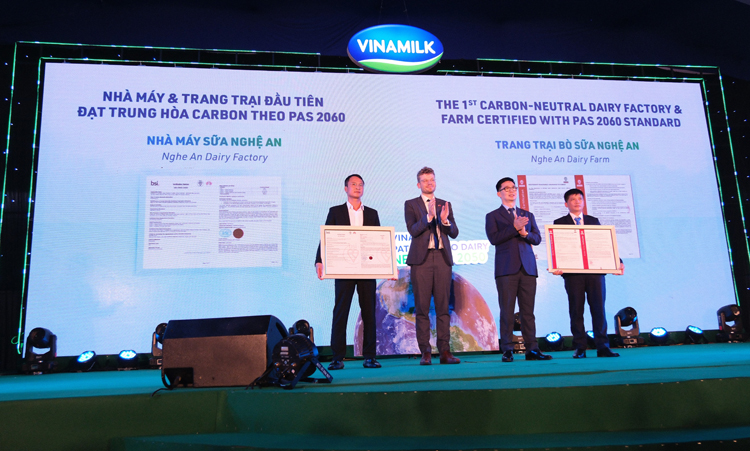 Trang trại bò sữa Vinamilk Nghệ An là trang trại đầu tiên nhận chứng nhận về trung hòa Carbon (PAS2060:2014). Ảnh: Vi Nam