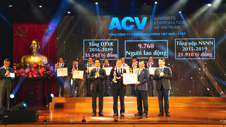 Tổng Giám đốc Vũ Thế Phiệt đại diện Tổng công ty Cảng hàng không Việt Nam tham dự và nhận kỷ niệm chương tại Lễ Tôn vinh Người nộp thuế tiêu biểu này.