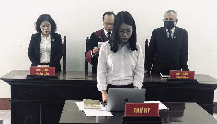 Hội đồng xét xử  sơ thẩm TAND TP Huế vụ kiện “nợ xấu Hoàng Cung”