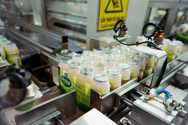 Hệ thống nhà máy hiện đại với quá trình lên men tự nhiên, an toàn cho ra những chai sữa chua uống Probi đảm bảo chất lượng và chứa hàng tỷ lợi khuẩn tốt cho sức khỏe.