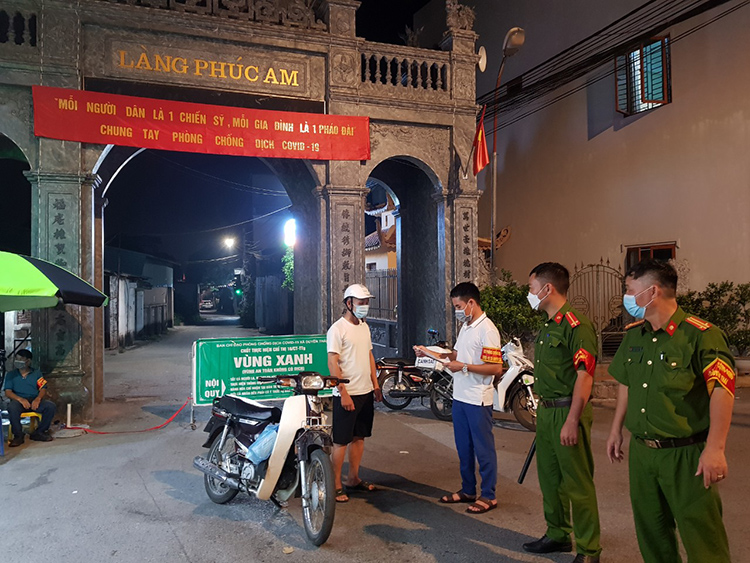Trưởng thôn Phùng Quyết Thắng và lực lượng công an kiểm tra giấy tờ người đi đường.