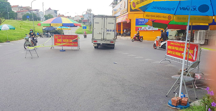 Chốt kiểm soát trên đường Ngọc Thuỵ, quận Long Biên.