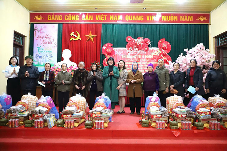 Bà Nguyễn Thị Thanh Nhàn, Chủ tịch Hộ LHPN huyện Thường Tín tặng quà và chụp ảnh lưu niệm với bà con nhân dân.