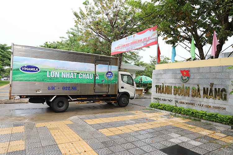 Sáng ngày 31/07, những chuyến xe của Vinamilk đã chuyển các sản phẩm đến điểm tiếp nhận tại Đà Nẵng.