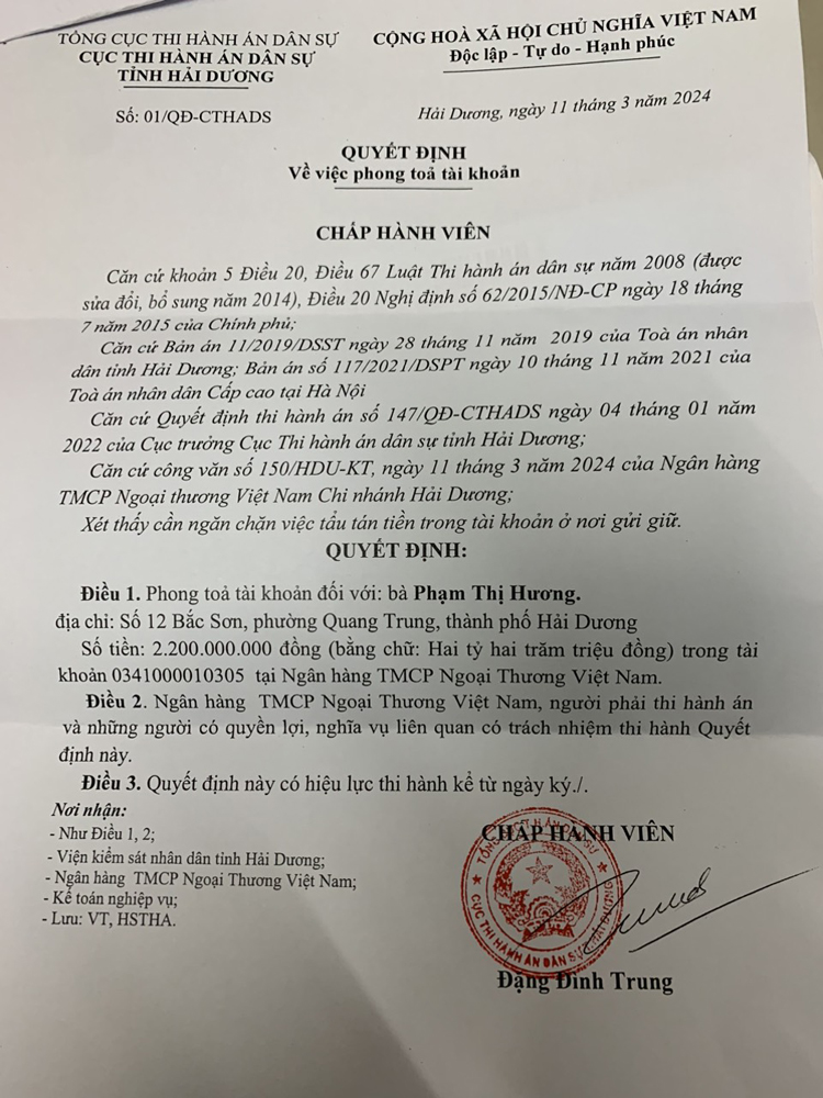Chấp hành viên, Cục thi hành án dân sự tỉnh Hải Dương ban hành quyết định phong tỏa tài khoản đối với bà Phạm Thị Hương.