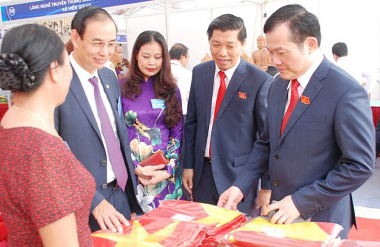 Lãnh đạo huyện Ủy - UBND huyện Thường Tín và lãnh đạo Thành ủy Hà Nội thăm khu trưng bày gian hàng truyền thống của người dân tại Đại hội.
