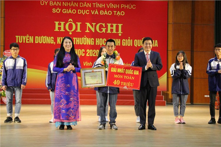 Bí thư Tỉnh ủy Hoàng Thị Thúy Lan và Phó Chủ tịch UBND tỉnh Vũ Việt Văn trao thưởng cho học sinh đoạt giải quốc gia hôm 2/2.