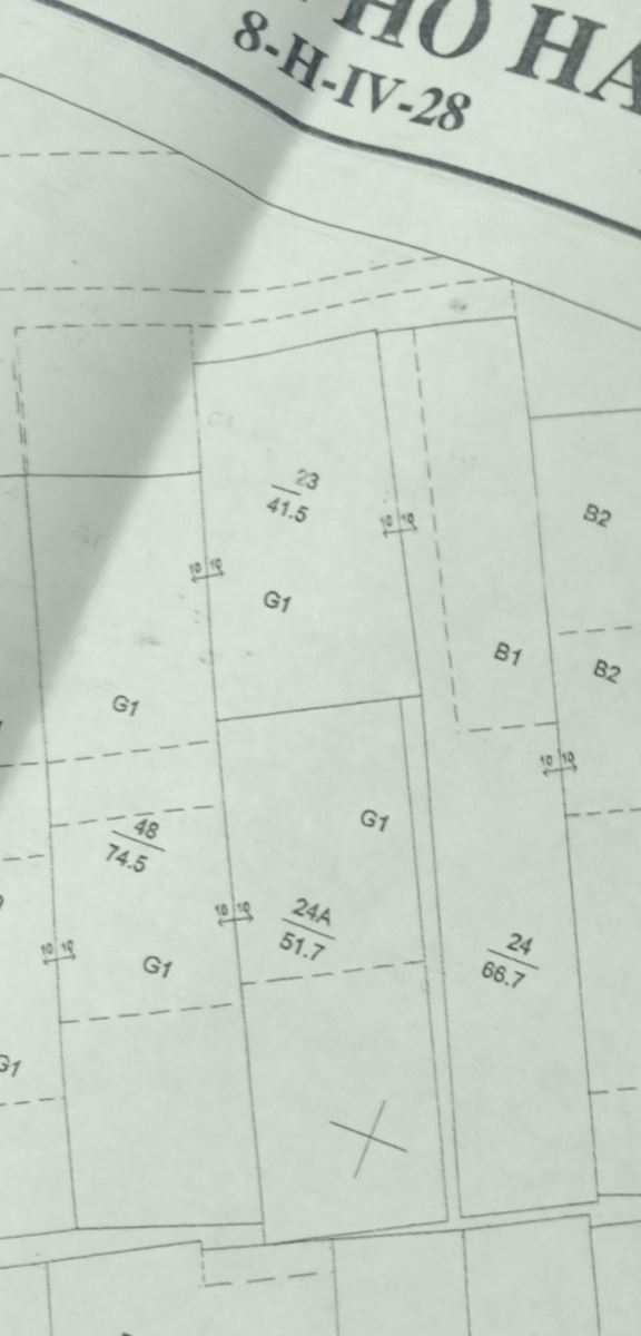 Bản đồ 8.H.I.V.28, bản đồ địa chính tỷ lệ 1/200 có dấu đỏ, chữ ký duyệt của Giám đốc Sở địa chính Hà Nội vào năm 2000, thể hiện thửa đất 24A có diện tích 51,7 m2, thửa đất 24 do gia đình ông Thanh đang sử dụng có diện tích 66,7m2.