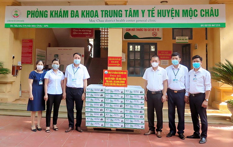 Hơn 50.000 sản phẩm, tương đương gần 400 triệu đồng, được Mộc Châu Milk trao tặng tới đại diện các tỉnh.
