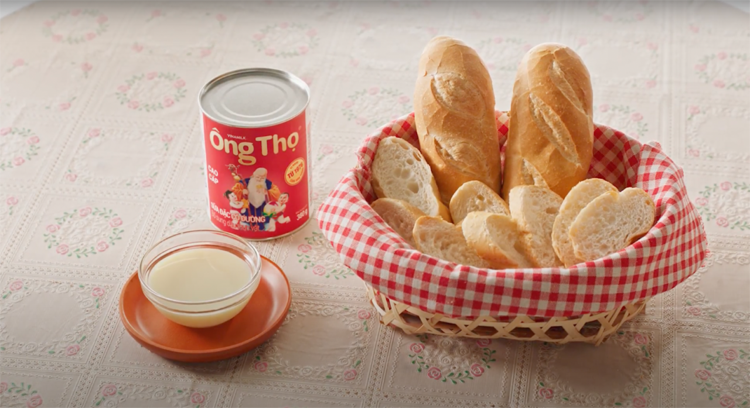 Bánh mì chấm sữa đặc với sự hòa quyện của miếng bánh mì nóng hổi giòn tan cùng dòng sữa đặc thơm béo