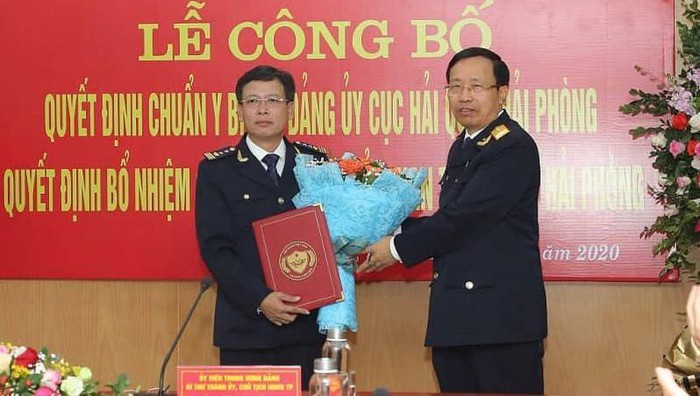 Tổng Cục trưởng Tổng cục Hải quan trao Quyết định và tặng hoa cho tân Cục trưởng Cục Hải quan Hải Phòng Nguyễn Duy Ngọc (bên trái).