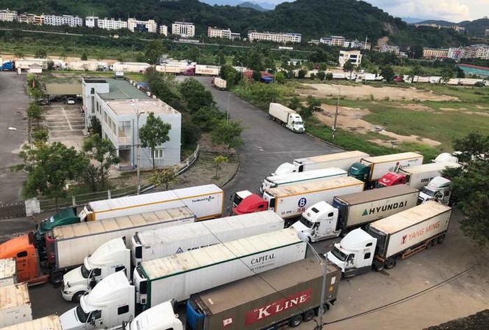Xe container thường ùn ứ tại Cửa khẩu Quốc tế đường bộ số 2 Kim Thành mỗi khi chờ Hải quan Trung Quốc giải quyết thủ tục nhập khẩu.