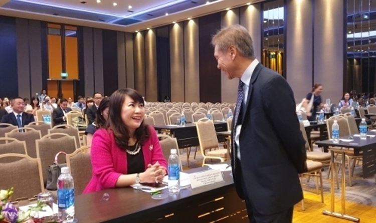 Bà Lương Thị Cẩm Tú trao đổi với ông Lê Minh Quốc tại phiên họp thường niên cuối tháng 4/2019. Ảnh: KT