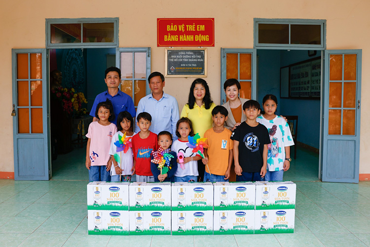 . Chương trình Quỹ sữa Vươn cao Việt Nam trao tặng sữa cho trẻ em tỉnh Quảng Ngãi và Bình Định.