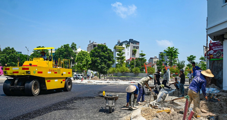 công nhân tập trung hoàn thiện thảm nhựa mặt đường ở cuối tuyến, thi công hệ thống an toàn giao thông và vỉa hè