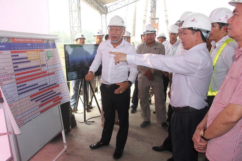 Bộ trưởng Nguyễn Văn Thể kiểm tra tiến độ cao tốc Trung Lương - Mỹ Thuận.