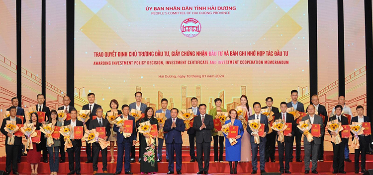 Lãnh đạo tỉnh Hải Dương trao quyết giấy chứng nhận đầu tư cho 25 doanh nghiệp.