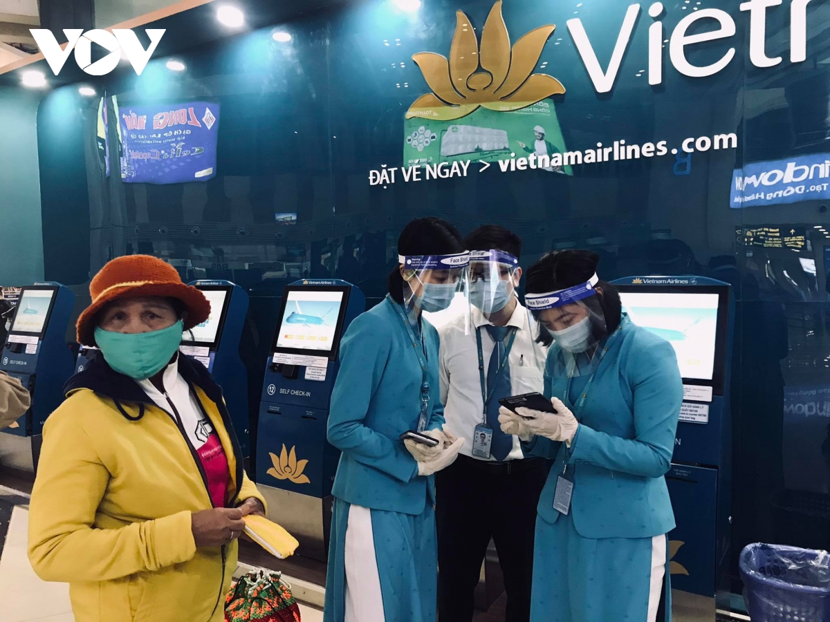 Nhân viên Vietnam Airlines hướng hỗ trợ khách làm thủ tục check-in tại sân bay hạn chế phải xếp hàng.