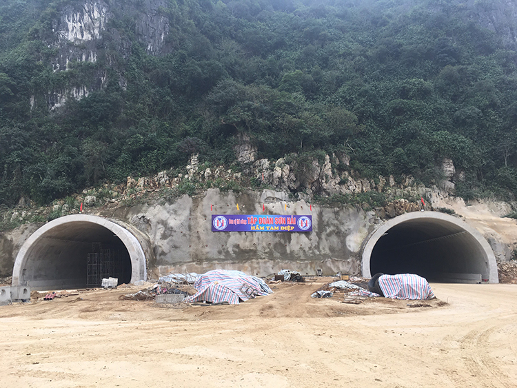 Hai cổng hầm phía Nam hầm Tam Điệp đã hoàn thiện nối thông Ninh Bình, Thanh Hóa.