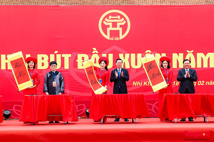 Chủ tịch nước Võ Văn Thưởng và các đại biểu thực hiện nghi thức khai bút đầu Xuân năm 2024 tại Khu lưu niệm Anh hùng dân tộc, Danh nhân văn hoá thế giới Nguyễn Trãi. 