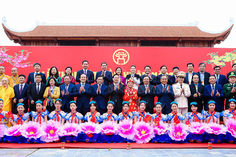 Chủ tịch nước Võ Văn Thưởng và các đại biểu dự lễ khai bút đầu Xuân năm 2024 tại Khu lưu niệm Anh hùng dân tộc, Danh nhân văn hoá thế giới Nguyễn Trãi.