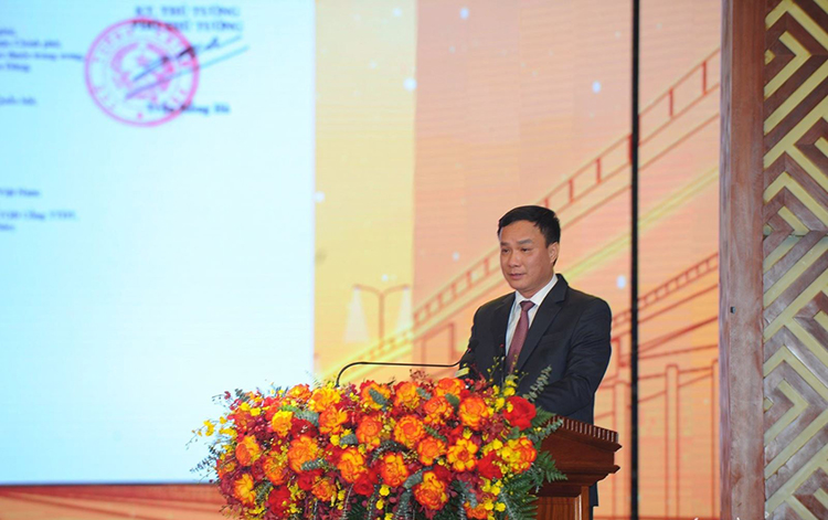 Đồng chí Triệu Thế Hùng, Chủ tịch UBND tỉnh Hải Dương - công bố quyết định của Thủ tướng Chính phủ phê duyệt quy hoạch tỉnh Hải Dương.