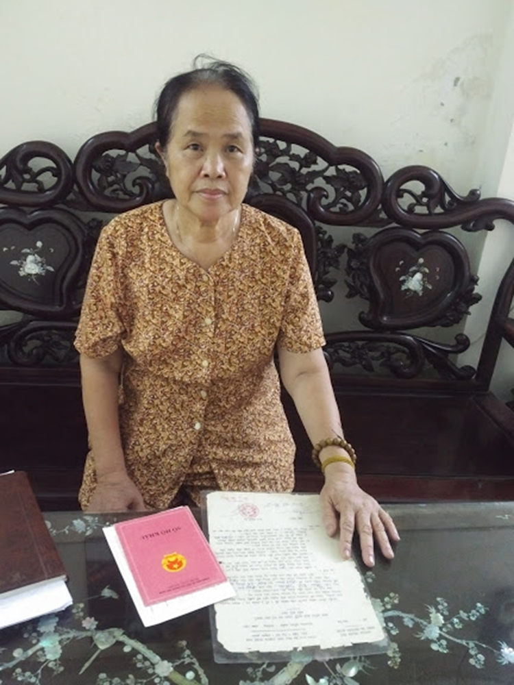 Bà Nguyễn Thị Chính bức xúc trước cách giải quyết của chính quyền và lời hứa của anh Thủy.