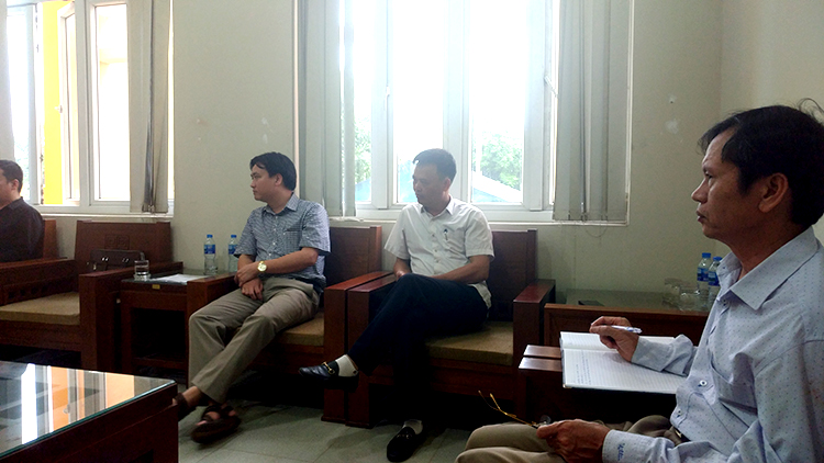 Ông Đích, ông Ban, cán bộ huyện cùng ông Định - Chủ tịch xã tại buổi làm việc với phóng viên Báo Tiếng nói Việt Nam