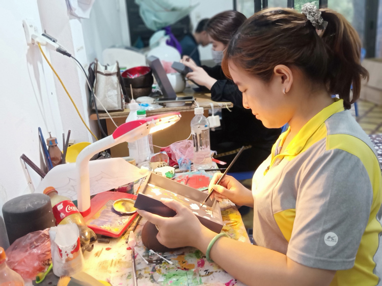 Thường Tín cũng là đất trăm nghề, với nhiều sản phẩm thủ công mỹ nghệ độc đáo được chế tác từ những người thợ tài hoa.
