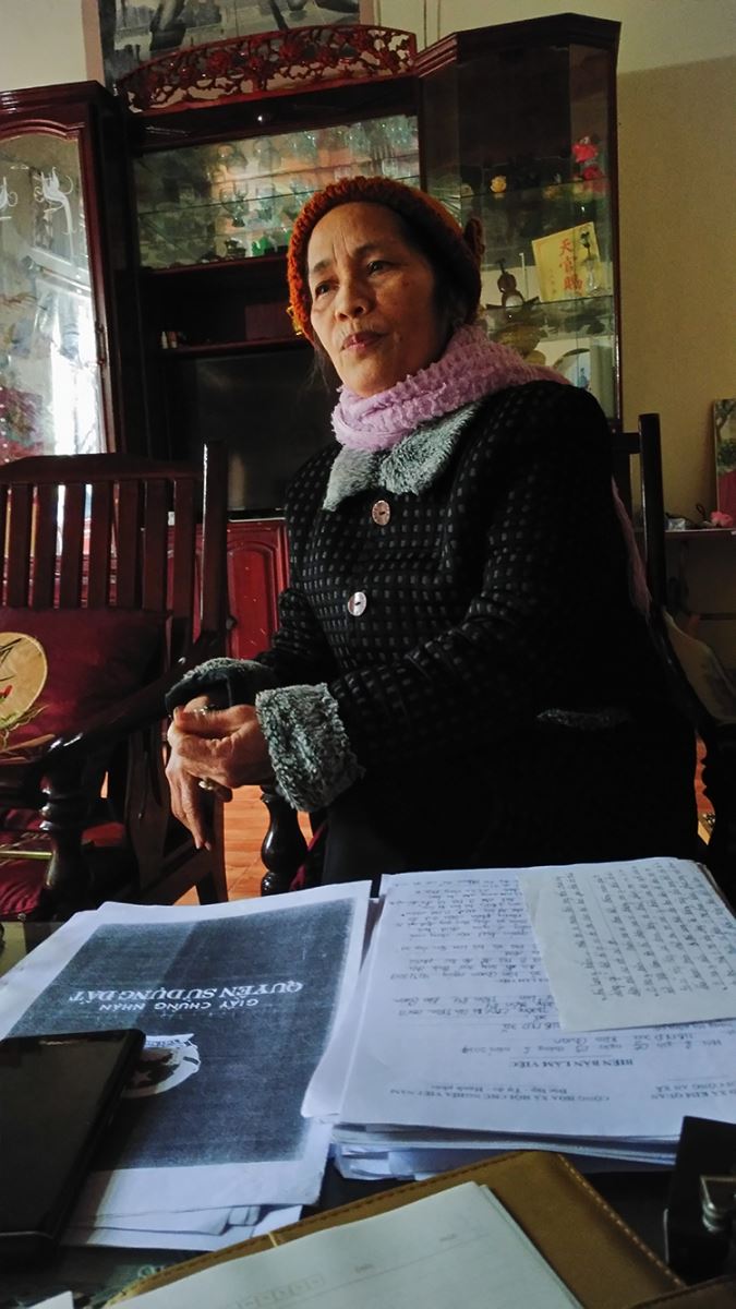1-	Bà Cấn Thị Lan chứng minh những lá đơn từ nhiều năm trước đây gửi đến chính quyền, nhưng không được chính quyền bảo vệ quyền lợi cho bà.