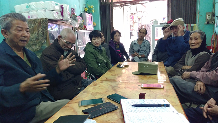 Những cựu xã viên và con em xã viên HTX Đông Ba gặp các nhà báo. 