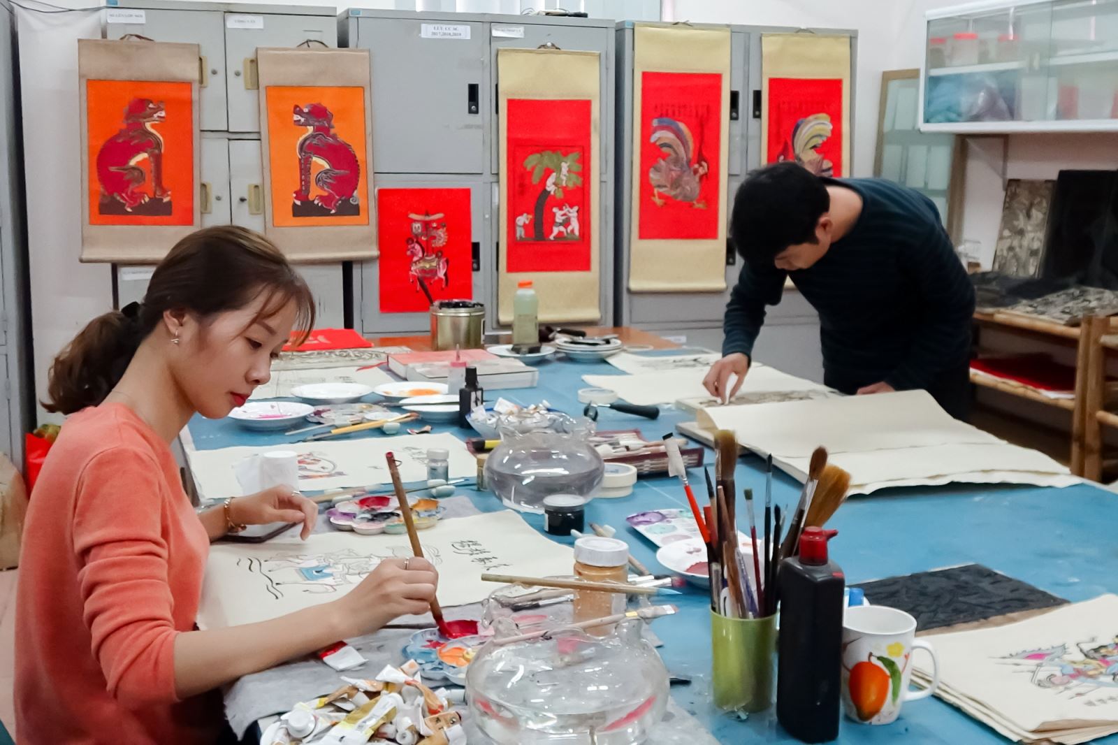 Các họa sỹ trẻ thuộc dự án “ Khôi phục tranh dân gian Kim Hoàng” đang miệt mài phóng tác tranh “Đám cưới Chuột” phục vụ dịp Tết Canh Tý 2020