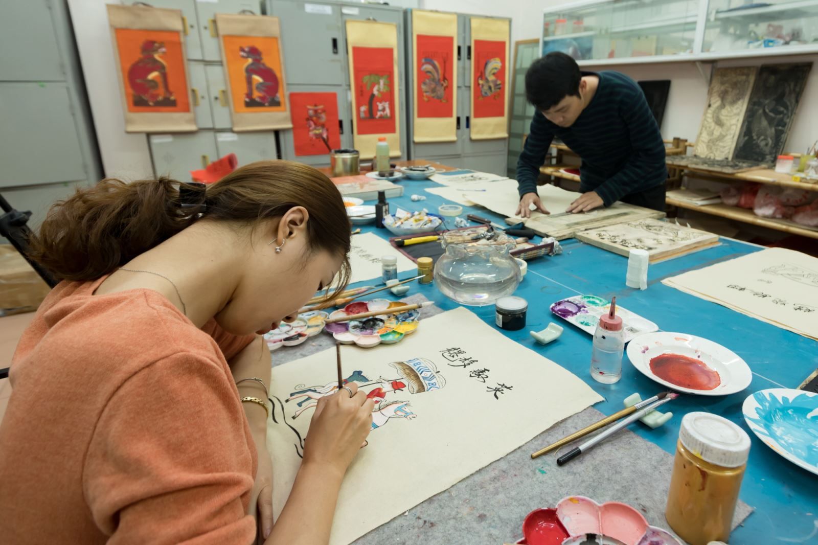 Các họa sỹ trẻ đang thực hiện phóng tác tranh dân gian Kim Hoàng “Đám cưới Chuột” dịp Tết Nguyên đán 2020