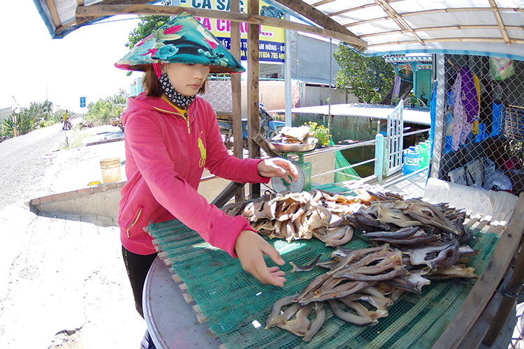 Chị Mai (chủ cơ sở sản xuất Thanh Ngân) bên gian hàng khô cá lóc của mình.