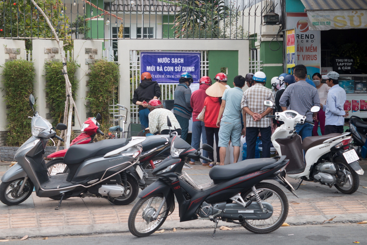 Người dân ở phường Phú Tân, TP. Bến Tre tự nguyện cung cấp nước sạch đã qua xử lý cho bà con sử dụng.