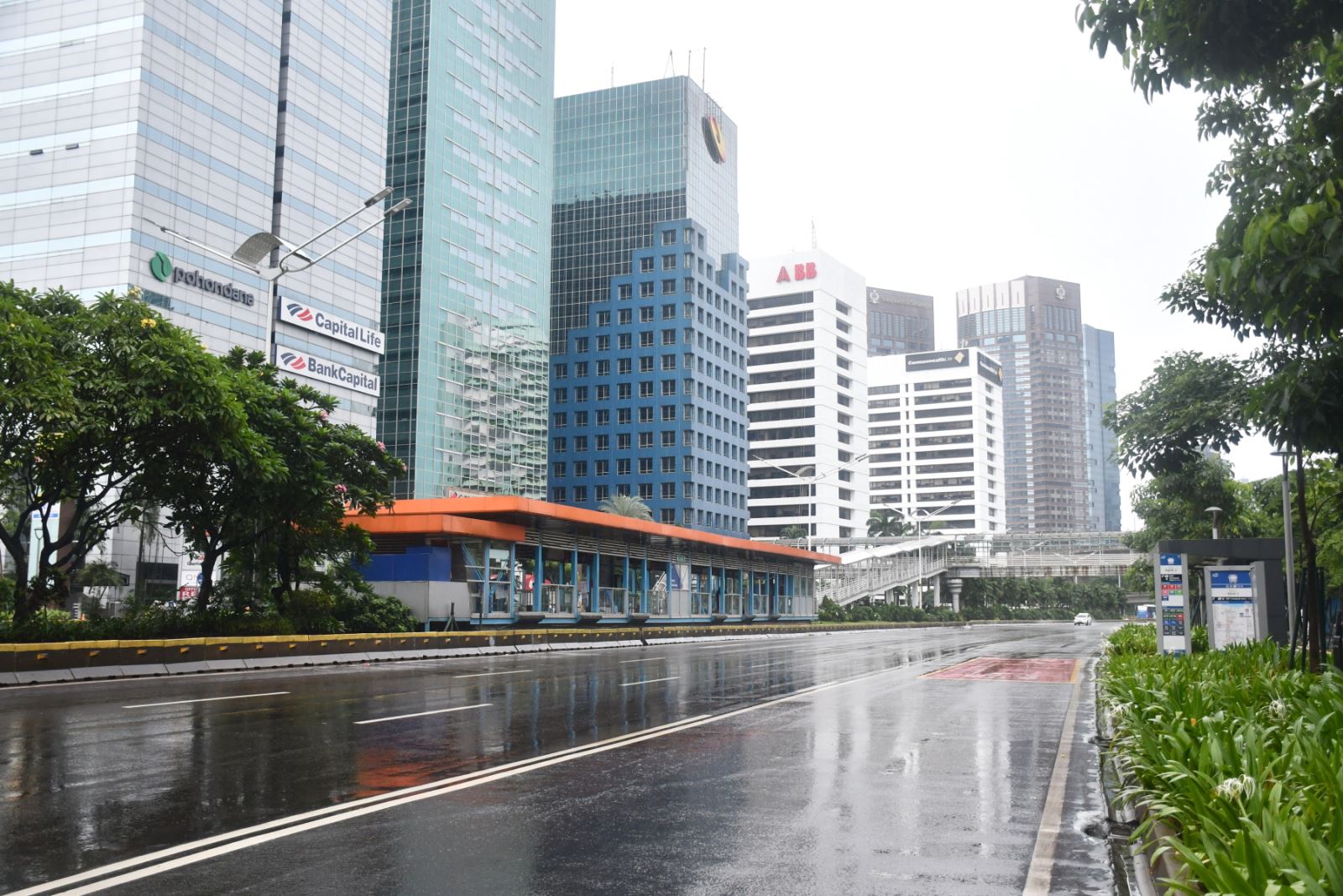 Thủ đô Jakarta vốn nổi tiếng với “đặc sản tắc đường” nay vắng vẻ trong những ngày ban bố tình trạng khẩn cấp. (Ảnh: Hương Trà/VOV Jakarta).