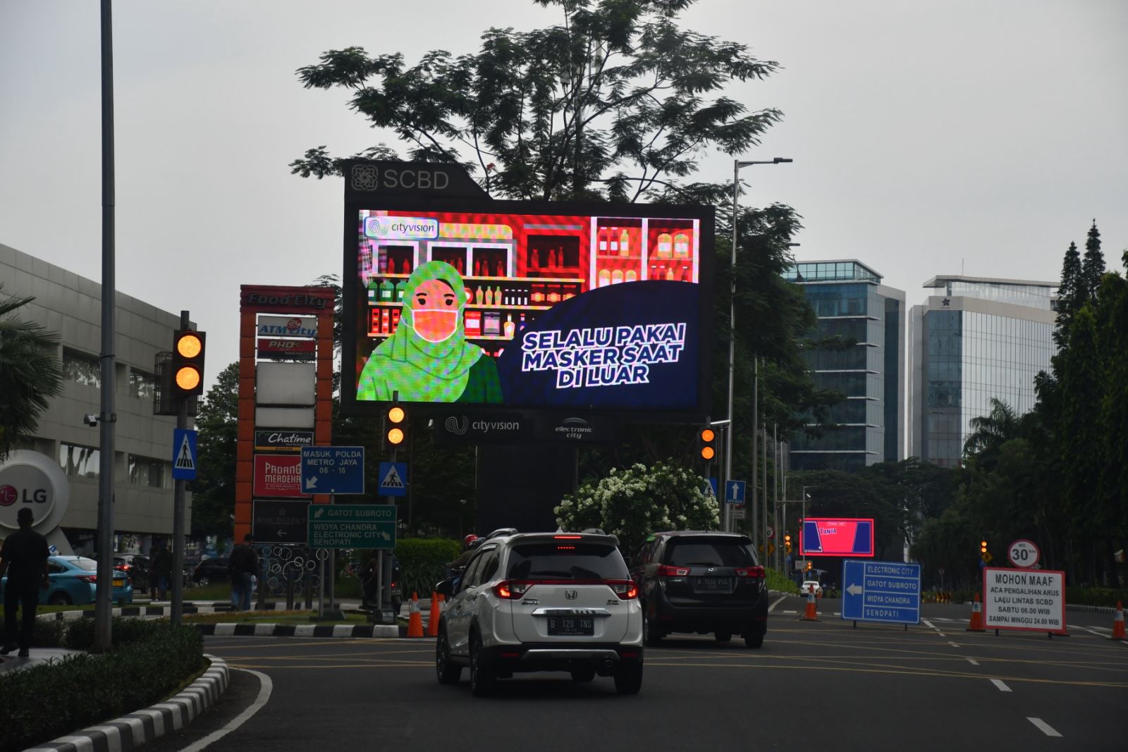 Những khẩu hiệu tuyên truyền đeo khẩu trang và thực hiện giãn cách xã hội ở mọi nơi (Ảnh: Hương Trà / VOV Jakarta).